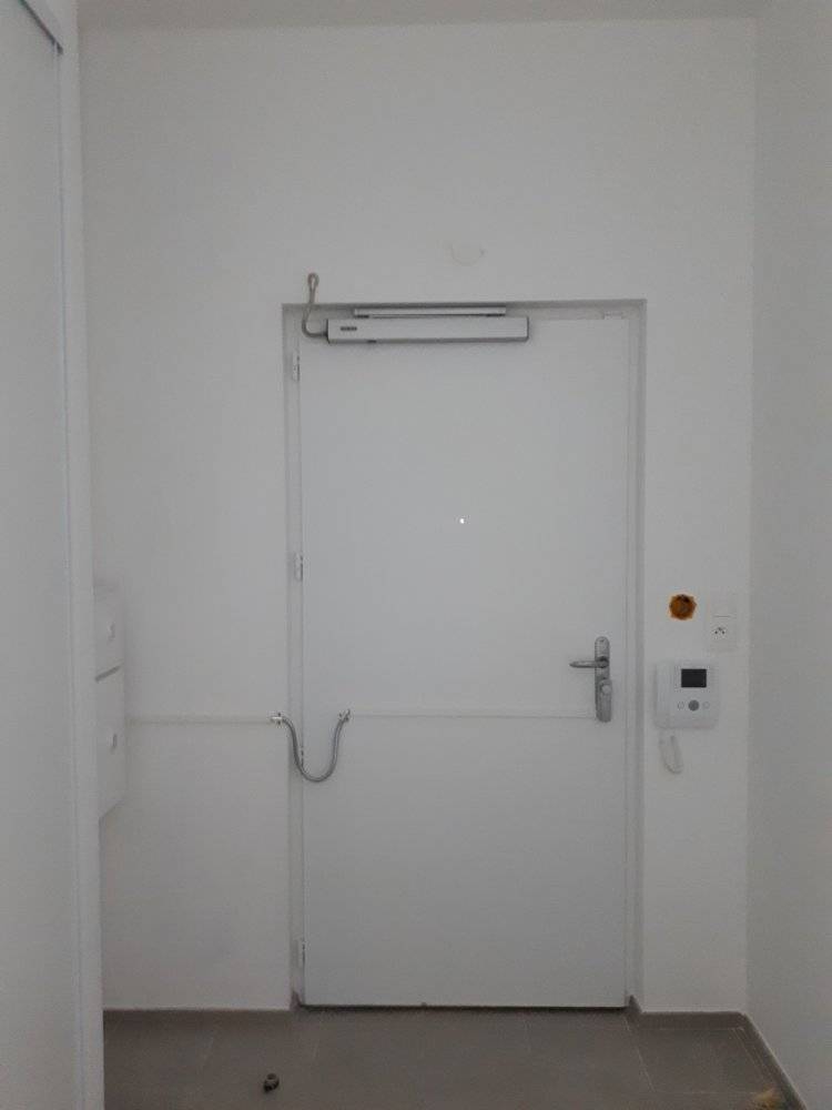 motorisation-de-porte-avec-serrure-motorisee-pour-pmr-avignon-domadapte-3